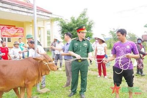 Trao hỗ trợ sinh kế cho bà con nơi biên cương xứ Huế