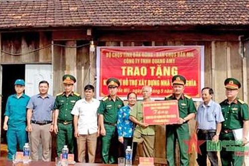 Bộ CHQS tỉnh Đắk Nông trao tiền hỗ trợ xây 'Nhà tình nghĩa' cho thương binh