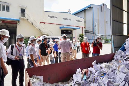 Đoàn chuyên gia dự Diễn đàn Kinh tế TPHCM thăm công ty giấy sản xuất tuần hoàn
