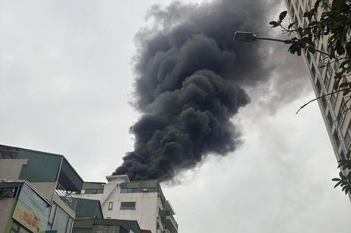 Cháy nhà trên phố Hà Nội khiến cột khói bốc cao hàng chục mét