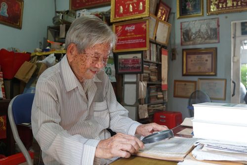 Nhà nghiên cứu 103 tuổi Nguyễn Đình Tư nhận giải thưởng Trần Văn Giàu
