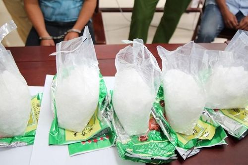 Giấu nửa yến ma túy trong vali quần áo gửi xe khách