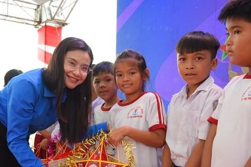 Lồng đèn thắp sáng ước mơ cho thiếu nhi An Giang
