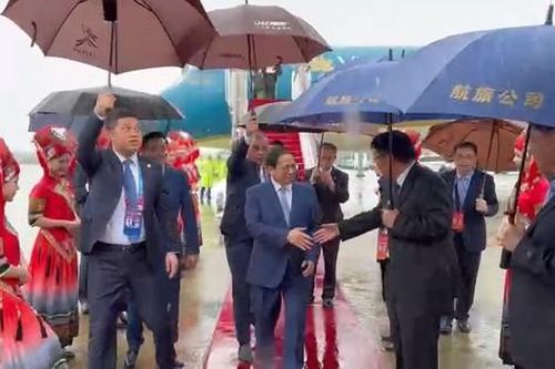 Thủ tướng tới Trung Quốc tham dự hai sự kiện thương mại, đầu tư lớn