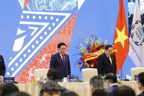 Đại biểu Hội nghị Nghị sĩ trẻ toàn cầu mặc niệm nạn nhân thiên tai, hỏa hoạn