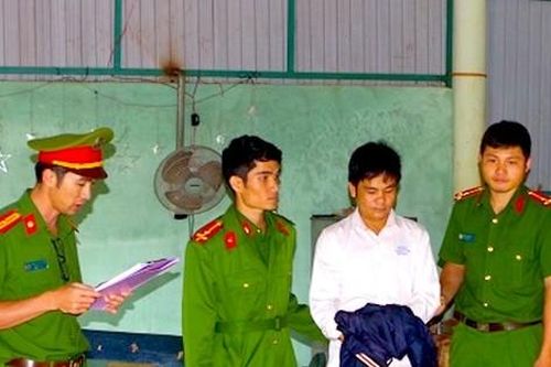 Cán bộ địa chính xộ khám sau khi bị người dân 'bóc phốt' lên mạng