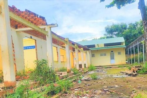 Vụ nhà vệ sinh trường học khóa trái: Bao giờ giải quyết?