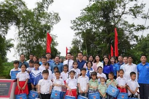 Bàn giao cầu Tâm sáng - nối nhịp bờ vui, rộn bước chân tới trường