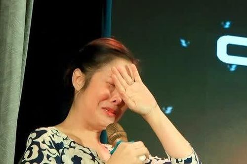 Showbiz 16/9: NSND Hồng Vân bật khóc nức nở trên sân khấu