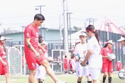 Tuyển thủ Đoàn Văn Hậu tập luyện, đá bóng cùng các bạn nhỏ