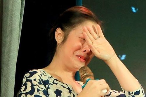 NSND Hồng Vân liên tục khóc nghẹn