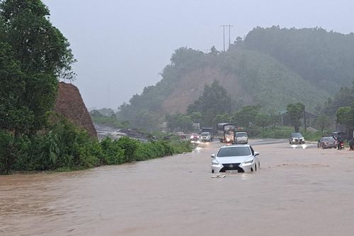 Cử tri than phiền quốc lộ 6 cứ mưa là ngập