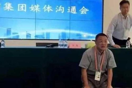 Trung Quốc: Xôn xao hình ảnh chủ tịch tập đoàn bất động sản quỳ trong cuộc họp