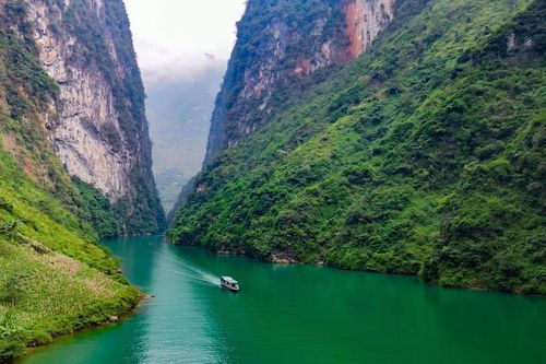 Dừng tàu du lịch trên sông Nho Quế, nhiều du khách bất ngờ