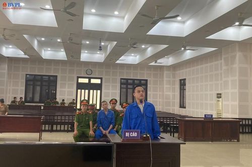 Mâu thuẫn tranh giành khách, chém người gây thương tích 10%