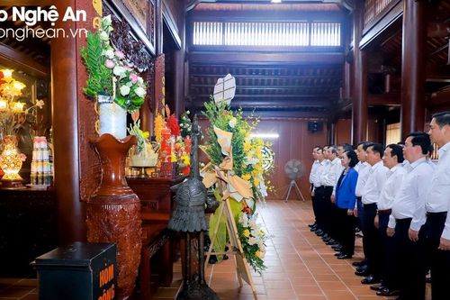 Thường trực Ban Bí thư Trương Thị Mai dâng hoa, dâng hương tưởng niệm Tổng Bí thư Lê Hồng Phong và các anh hùng liệt sĩ tại Truông Bồn