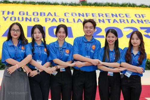Ấn tượng hình ảnh tình nguyện viên tại Hội nghị Nghị sỹ trẻ toàn cầu