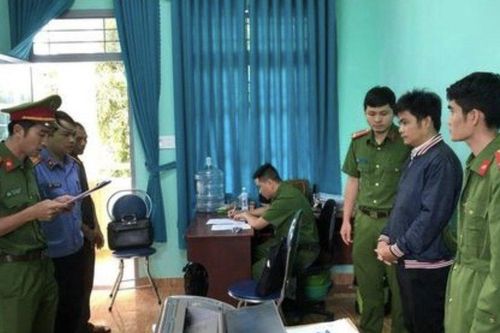 Bắt cán bộ xã vòi tiền làm hồ sơ