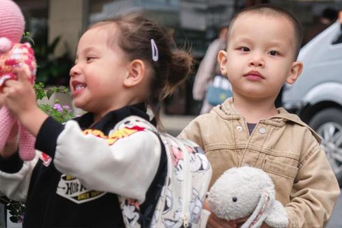Trang phục đáng yêu của Lisa - Leon khi đi làm cùng mẹ Hồ Ngọc Hà
