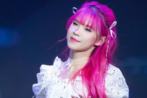 Khởi My nói gì khi fan lo lắng nữ ca sĩ rụng tóc vì nhuộm tóc sáng màu?