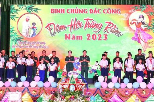 Trao quà trẻ em là con quân nhân tiêu biểu và gia đình khó khăn nhân dịp Tết trung thu