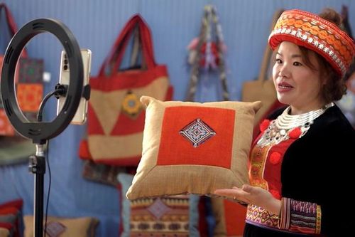 Nữ giám đốc người Dao đỏ biến những bài thuốc truyền thống và thổ cẩm thành hàng hóa giá trị
