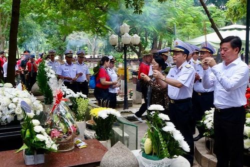 Đoàn đại biểu TPHCM dâng hương tưởng niệm các Anh hùng liệt sĩ tại Nghĩa trang Hàng Dương