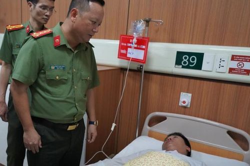 Hà Nội: Can thiệp vụ đánh ghen, 1 chiến sĩ công an bị đâm phải nhập viện