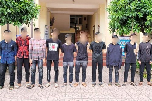 11 thanh niên cầm dao phóng lợn đi giải quyết mâu thuẫn