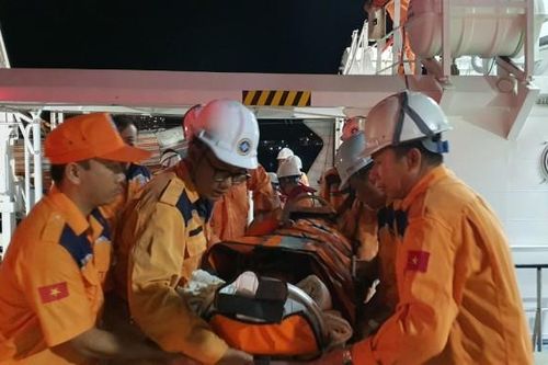 Cứu nạn ngư dân bị tai biến trên vùng biển Trường Sa