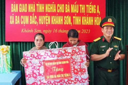 Bộ Chỉ huy Quân sự tỉnh Khánh Hòa bàn giao nhà tình nghĩa cho gia đình chính sách tại huyện Khánh Sơn