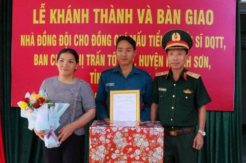 Quân khu 5 bàn giao 'Nhà đồng đội' cho chiến sĩ dân quân có hoàn cảnh khó khăn