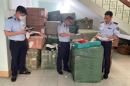 Cục Quản lý thị trường Lào Cai tổ chức đấu giá lô hàng giày, dép thu giữ