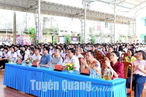 Tuyên truyền về tham gia giao thông an toàn cho học sinh, sinh viên