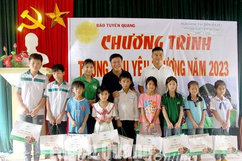 Trao 70 suất quà Trung thu cho trẻ em có hoàn cảnh khó khăn xã Đồng Quý