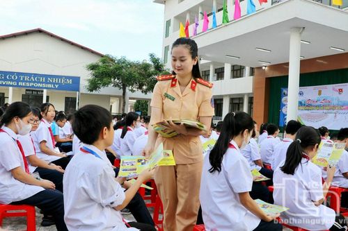 Gần 3.000 giáo viên, học sinh được tuyên truyền Luật Giao thông đường bộ