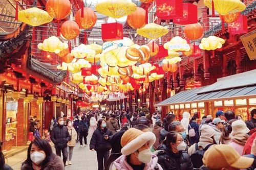 Nền kinh tế Trung Quốc phục hồi trong tháng 8 nhờ chính sách thúc đẩy và bùng nổ du lịch