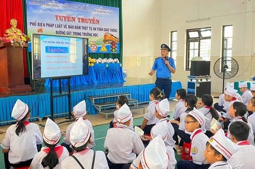 Tuyên truyền về an toàn giao thông đường sắt, tệ nạn xã hội trong học đường