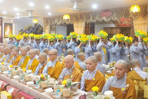 Chùa Đức Nguyên (H.Bình Chánh) tặng quà đến người khiếm thị
