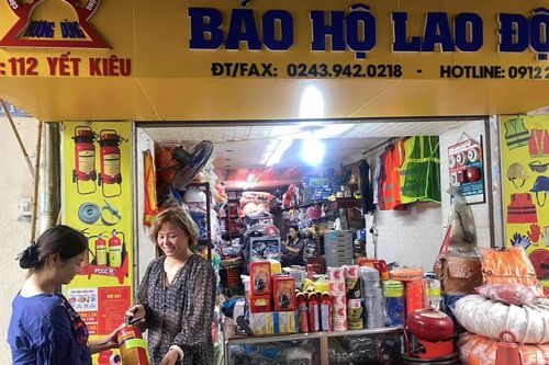 Hà Nội: Người dân tấp nập sắm bình chữa cháy, thang dây