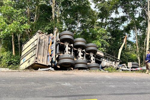 Xe đầu kéo lật khi đổ đèo, tài xế tử vong
