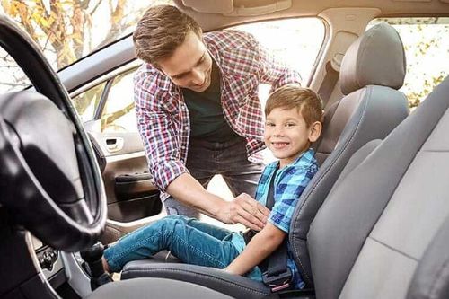 Trẻ em có được ngồi ghế trước ô tô?