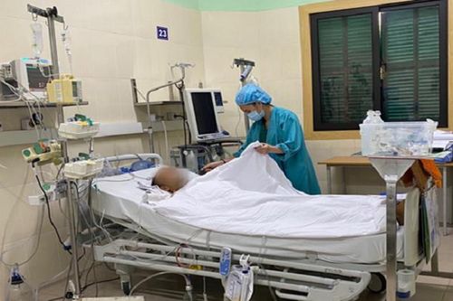 Người mẹ khóc cạn nước mắt, mong phép nhiệm màu dành cho con trai bị suy tim