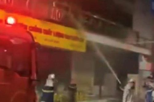 Dập tắt đám cháy trong đêm ở Trung tâm tiêm chủng chất lượng cao Quốc Oai