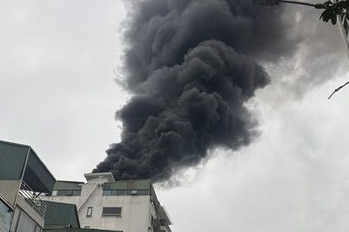 Hà Nội: Thêm đám cháy tạo cột khói đen cao hàng chục mét, đứng xa trăm mét vẫn thấy cuồn cuộn