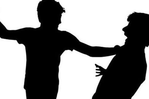 Mâu thuẫn trong đêm, dùng tuốc-nơ-vit đâm con rể hàng xóm tử vong