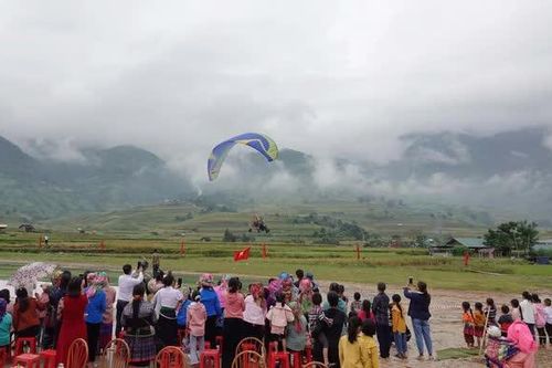 Festival dù lượn 'Bay trên mùa vàng' năm 2023