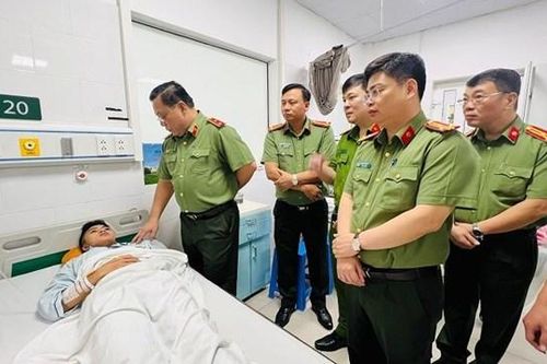 Thăm hỏi, động viên chiến sỹ bị thương trong khi làm nhiệm vụ chữa cháy tại quận Thanh Xuân