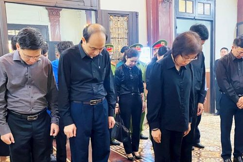 Phó Trưởng Đoàn ĐBQH TP Hà Nội viếng nạn nhân vụ cháy chung cư mini