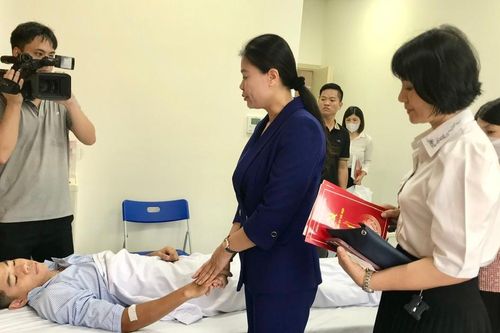 Hà Nội thăm hỏi, trao quà 4 chiến sĩ phòng cháy chữa cháy chung cư mini